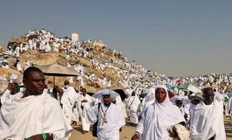 السلطات السعودية تُوصي الحجاج بالبقاء في الخيام خلال ذروة يوم عرفة. السلطات السعودية تُوصي الحجاج بالبقاء في الخيام خلال ذروة يوم عرفة.