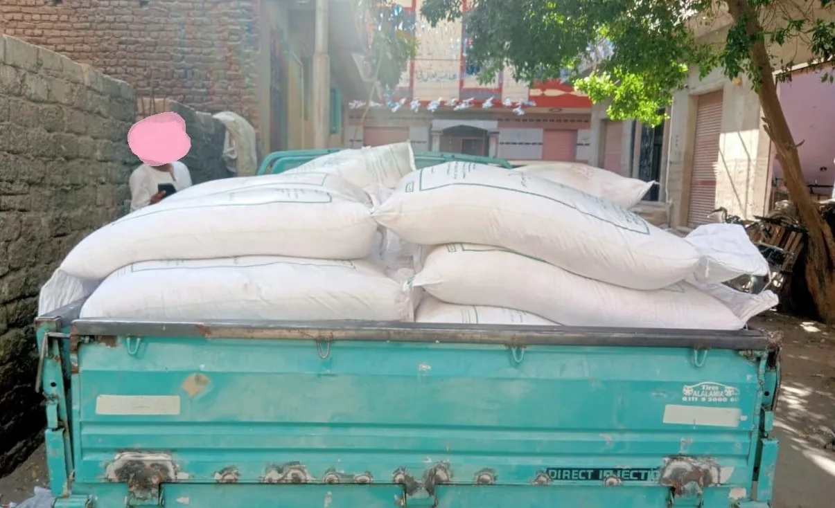 إحباط محاولة تهريب وبيع مواد غذائية مدعومة في قنا إحباط محاولة تهريب وبيع مواد غذائية مدعومة في قنا