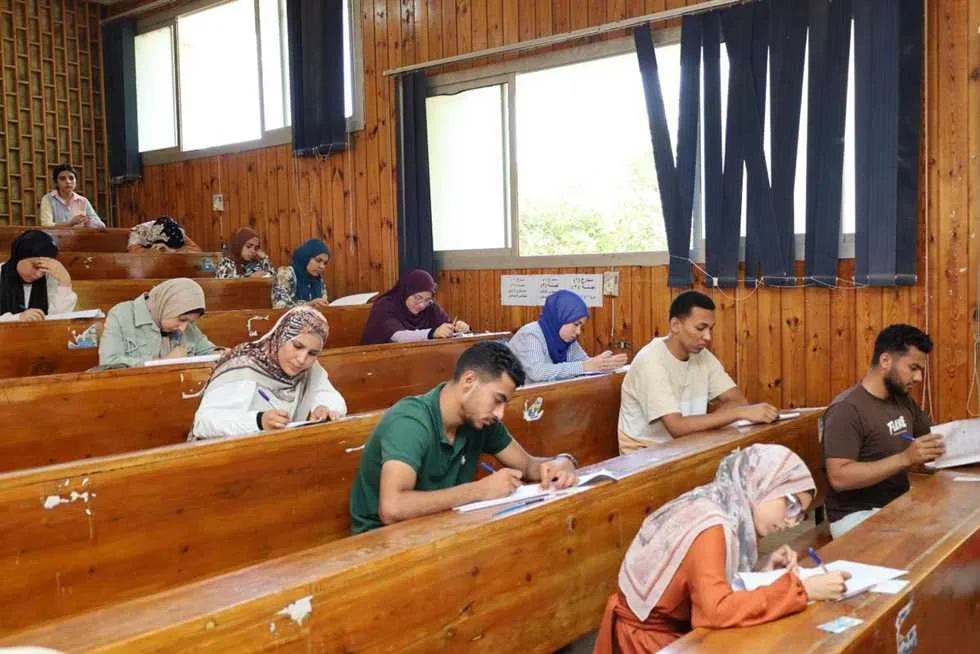 رئيس جامعة المنيا يقوم بتفقد سير امتحانات كلية الطب البيطري رئيس جامعة المنيا يقوم بتفقد سير امتحانات كلية الطب البيطري