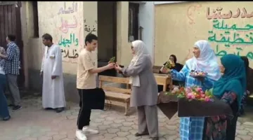 استقبال طلاب الشهادة الإعدادية بالورود والشوكولاتة في عدة إدارات تعليمية بالفيوم