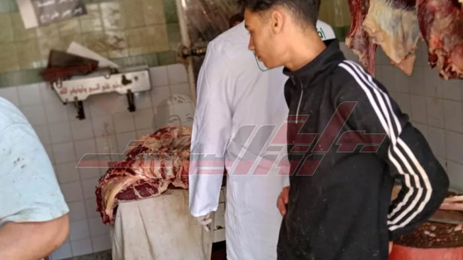 مصادرة 12 زجاجة من المياه الغازية و240 كيسًا من مرقة الدجاج منتهية الصلاحية مصادرة 12 زجاجة من المياه الغازية و240 كيسًا من مرقة الدجاج منتهية الصلاحية