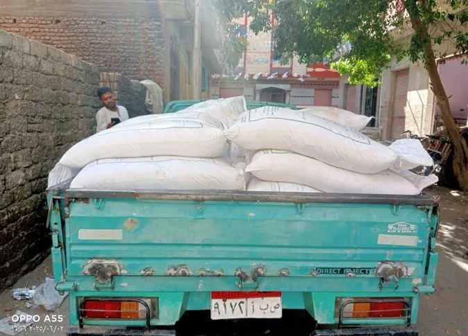 إحباط محاولة تهريب مواد غذائية قبل طرحها في السوق السوداء بقنا إحباط محاولة تهريب مواد غذائية قبل طرحها في السوق السوداء بقنا