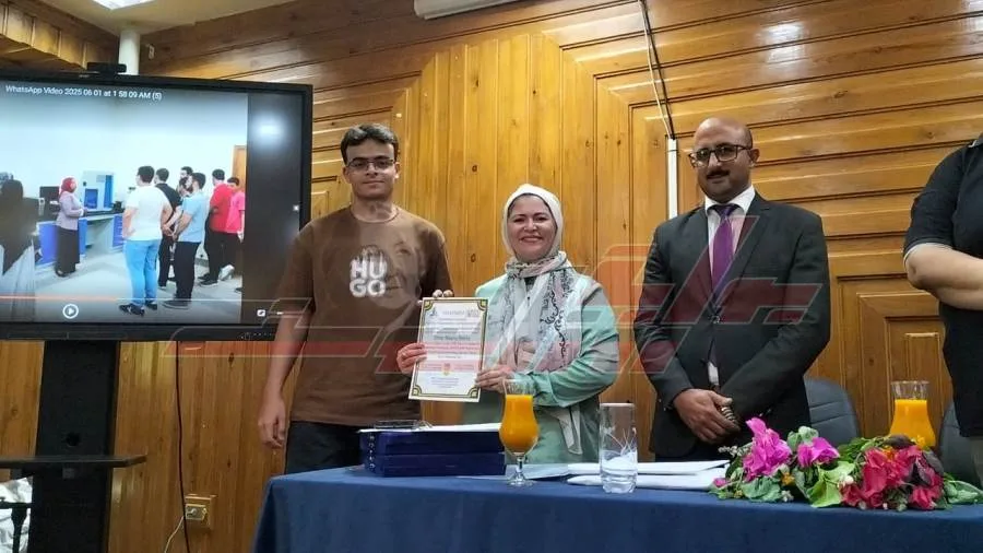 مدرسة كفر الشيخ STEM تكرّم معلمي معهد علوم وتكنولوجيا النانو مدرسة كفر الشيخ STEM تكرّم معلمي معهد علوم وتكنولوجيا النانو