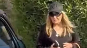 نادية الجندي أول شخصية تحضر جنازة الفنانة سميحة أيوب | فيديو