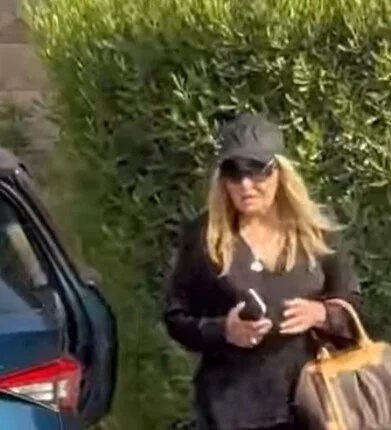 نادية الجندي أول شخصية تحضر جنازة الفنانة سميحة أيوب | فيديو نادية الجندي أول شخصية تحضر جنازة الفنانة سميحة أيوب | فيديو