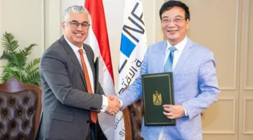رئيس الهيئة الاقتصادية لقناة السويس يبرم اتفاقًا مع شركة صينية لإنتاج حقائب السفر