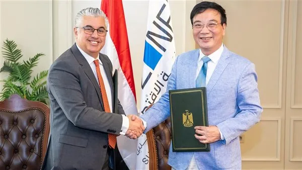 رئيس الهيئة الاقتصادية لقناة السويس يبرم اتفاقًا مع شركة صينية لإنتاج حقائب السفر رئيس الهيئة الاقتصادية لقناة السويس يبرم اتفاقًا مع شركة صينية لإنتاج حقائب السفر