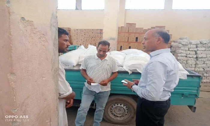 ضبط 2 طن من السلع التموينية المدعومة قبل تسريبها للسوق السوداء في قنا. ضبط 2 طن من السلع التموينية المدعومة قبل تسريبها للسوق السوداء في قنا.