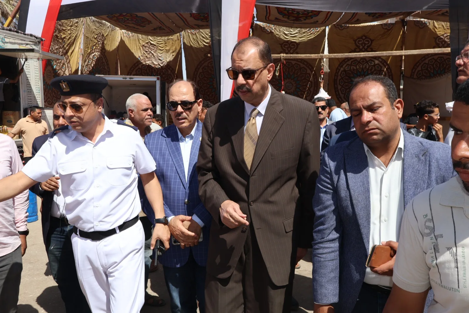 محافظ سوهاج يدشن سوق اليوم الواحد في أخميم لتقديم السلع بأسعار منخفضة قبل عيد الأضحى محافظ سوهاج يدشن سوق اليوم الواحد في أخميم لتقديم السلع بأسعار منخفضة قبل عيد الأضحى