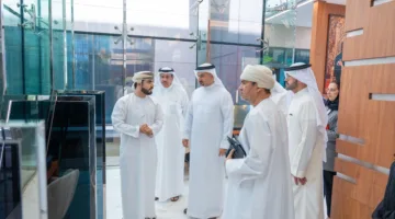 الوفد البحريني يتفقد قاعة “استثمر في عُمان” لتعزيز الشراكة الاقتصادية.
