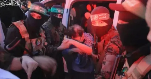 إعلام عبري: إسرائيل قلقة من أن يقع الأسرى في قبضة جهات يصعب التفاوض معها إذا انهارت حركة حماس أو قرر بعض قادتها الانفصال عنها وأخذ الرهائن كوسيلة للضغط. إعلام عبري: إسرائيل قلقة من أن يقع الأسرى في قبضة جهات يصعب التفاوض معها إذا انهارت حركة حماس أو قرر بعض قادتها الانفصال عنها وأخذ الرهائن كوسيلة للضغط.