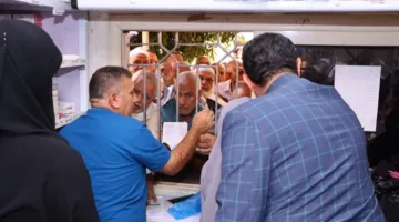 محافظ دمياط يشرف شخصياً على توزيع أدوية التأمين الصحي (صور)