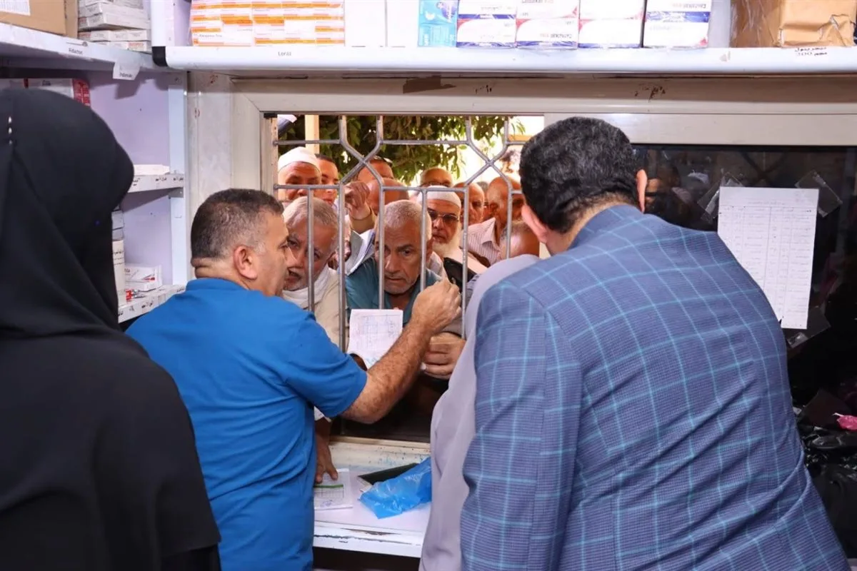 محافظ دمياط يشرف شخصياً على توزيع أدوية التأمين الصحي (صور) محافظ دمياط يشرف شخصياً على توزيع أدوية التأمين الصحي (صور)