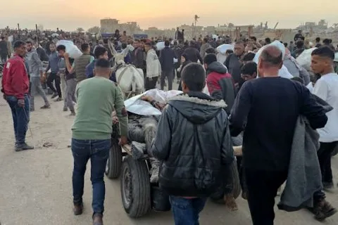 الصليب الأحمر يُعلن مقتل 27 فردًا نتيجة إطلاق نار بالقرب من مركز توزيع المساعدات في جنوب غزة، والأمم المتحدة تُدين، والبيت الأبيض يُجري تحقيقًا. الصليب الأحمر يُعلن مقتل 27 فردًا نتيجة إطلاق نار بالقرب من مركز توزيع المساعدات في جنوب غزة، والأمم المتحدة تُدين، والبيت الأبيض يُجري تحقيقًا.