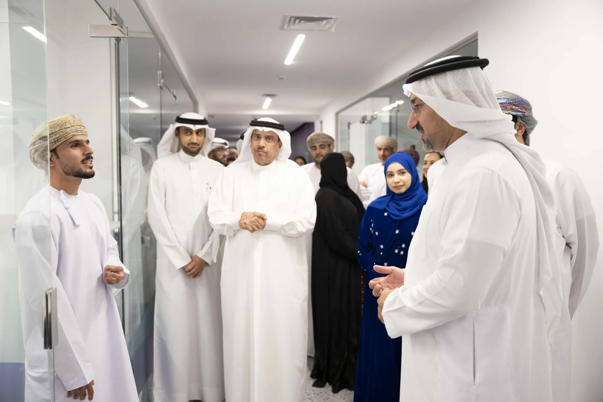وزير الصناعة والتجارة في البحرين يقوم بزيارة مركز الشباب وزير الصناعة والتجارة في البحرين يقوم بزيارة مركز الشباب