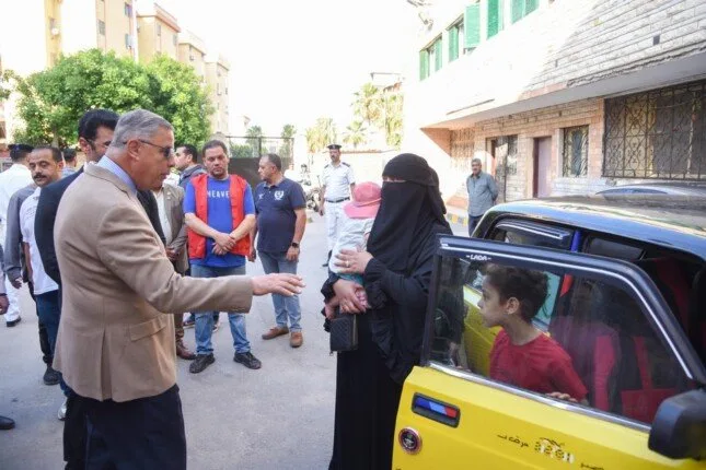 محافظ الإسكندرية يقدّم سيارة أجرة جديدة للسائق المتضرر من العاصفة ويوجه بتقديم دعم كامل لعائلته محافظ الإسكندرية يقدّم سيارة أجرة جديدة للسائق المتضرر من العاصفة ويوجه بتقديم دعم كامل لعائلته