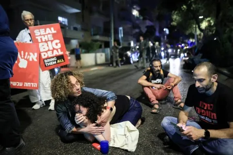 الجيش الإسرائيلي يعلن عن اعتراض صاروخ مصدره اليمن والملايين من الإسرائيليين يهرعون إلى الملاجئ خوفًا من الهجمات. الجيش الإسرائيلي يعلن عن اعتراض صاروخ مصدره اليمن والملايين من الإسرائيليين يهرعون إلى الملاجئ خوفًا من الهجمات.