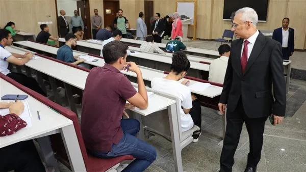 رئيس جامعة المنيا يراقب سير امتحانات الجامعة الأهلية بمنيا. رئيس جامعة المنيا يراقب سير امتحانات الجامعة الأهلية بمنيا.