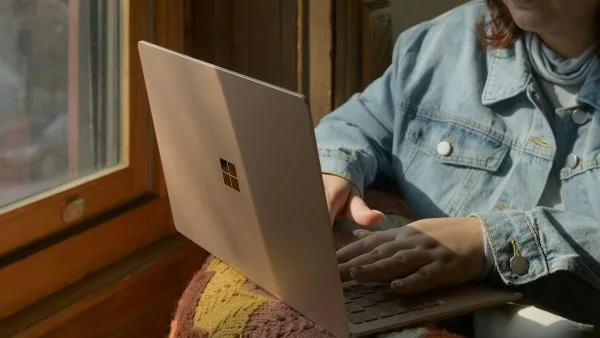 مايكروسوفت تعالج مشكلة مزعجة في منفذ USB-C على أجهزتها المحمولة بشكل هادئ مايكروسوفت تعالج مشكلة مزعجة في منفذ USB-C على أجهزتها المحمولة بشكل هادئ