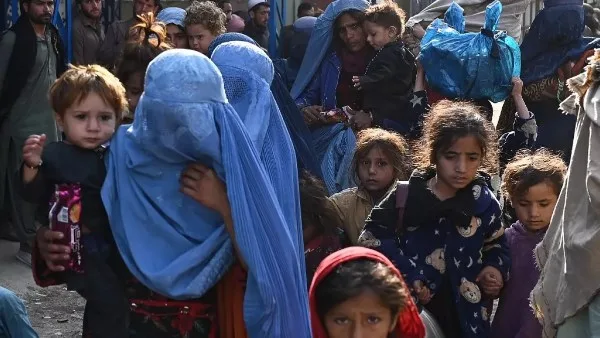 تهجير مئات الآلاف من اللاجئين الأفغان من باكستان خلال فترة شهرين تهجير مئات الآلاف من اللاجئين الأفغان من باكستان خلال فترة شهرين