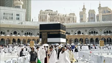 الحجاج يستمرون في الوصول إلى منى للاحتفال بـ “يوم التروية” كأول شعائر الحج. الحجاج يستمرون في الوصول إلى منى للاحتفال بـ “يوم التروية” كأول شعائر الحج.