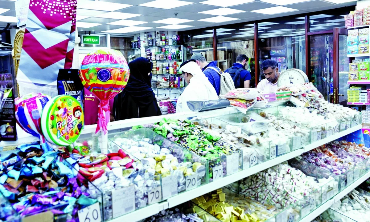 زينة العيد تضفي جمالاً على واجهات محلات سوق واقف