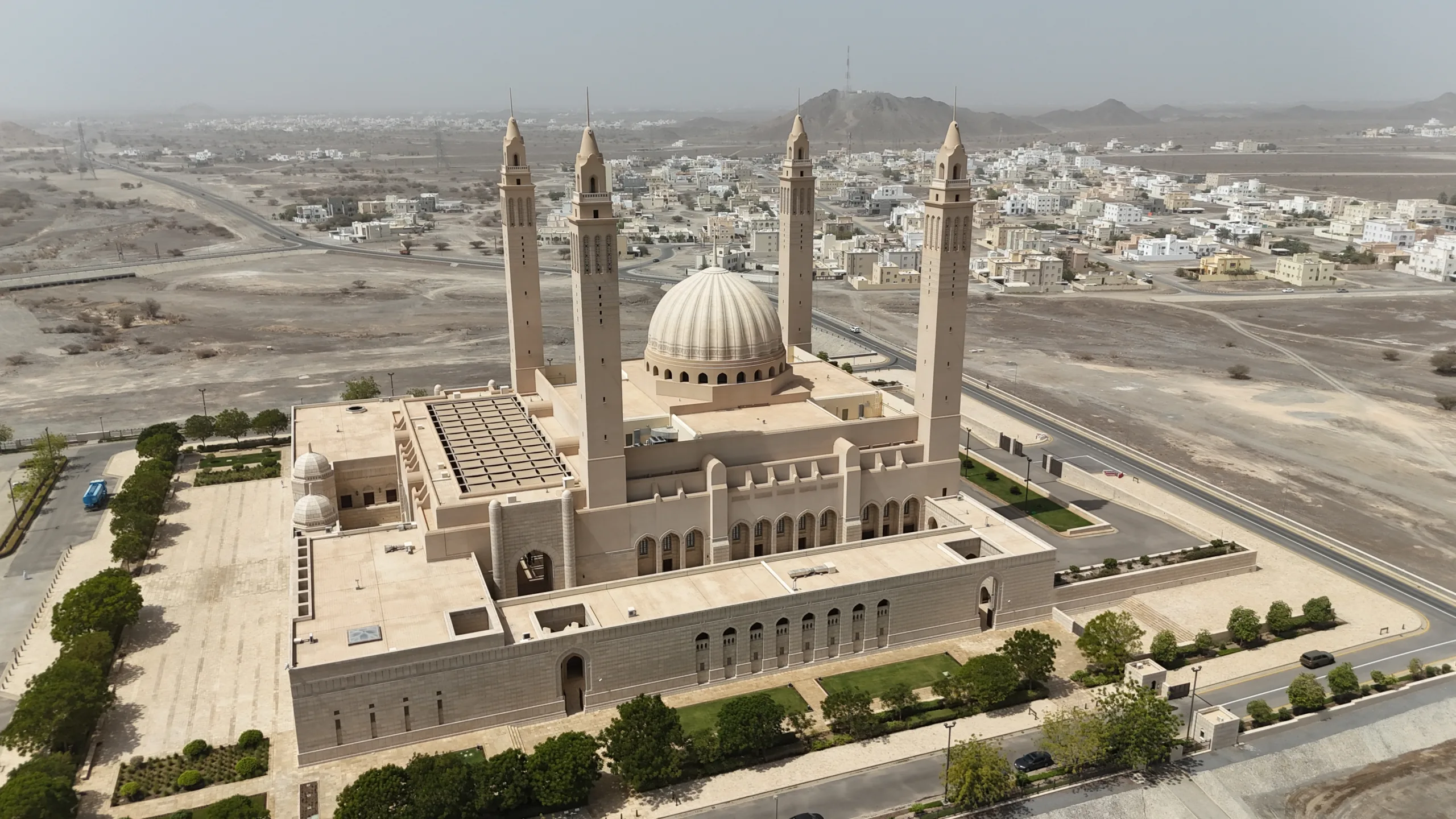 جامع السلطان قابوس في نزوى: معلم عمراني يعبّر عن الأهمية الدينية والثقافية لمحافظة الداخلية جامع السلطان قابوس في نزوى: معلم عمراني يعبّر عن الأهمية الدينية والثقافية لمحافظة الداخلية