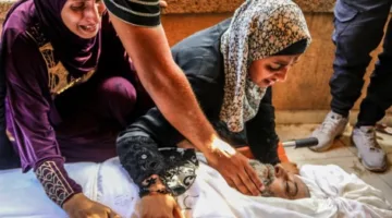 الجيش الإسرائيلي ينفذ هجومًا مميتًا على خيمة تأوي نازحين في مدرسة بجنوب قطاع غزة، مما أسفر عن سقوط 14 شهيدًا بينهم نساء وأطفال.