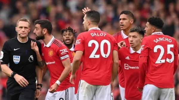 ثلاثة أندية تتنافس على ضم لاعب يونايتد “المهمل” الذي يخطو نحو الدوري السعودي ثلاثة أندية تتنافس على ضم لاعب يونايتد “المهمل” الذي يخطو نحو الدوري السعودي