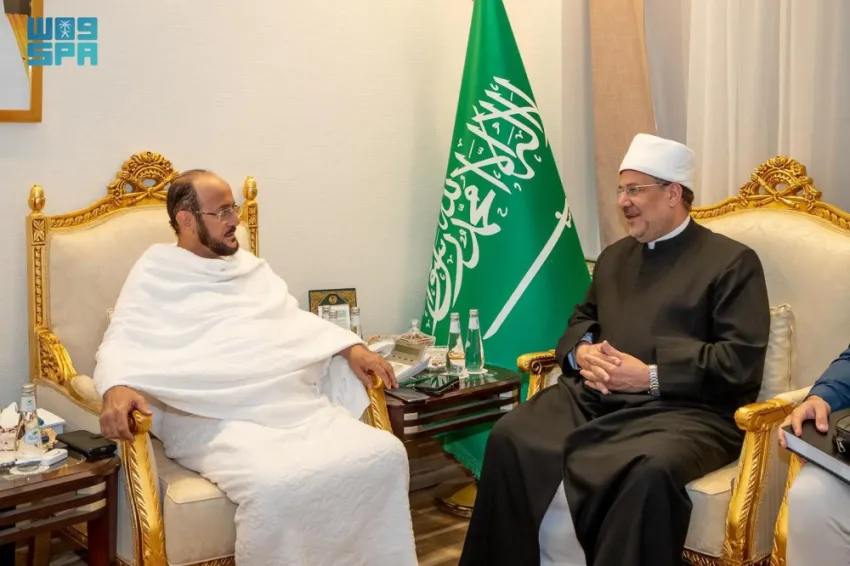 وزير الشؤون الإسلامية يلتقي بالوزير السابق للأوقاف في مصر في مشعر منى وزير الشؤون الإسلامية يلتقي بالوزير السابق للأوقاف في مصر في مشعر منى