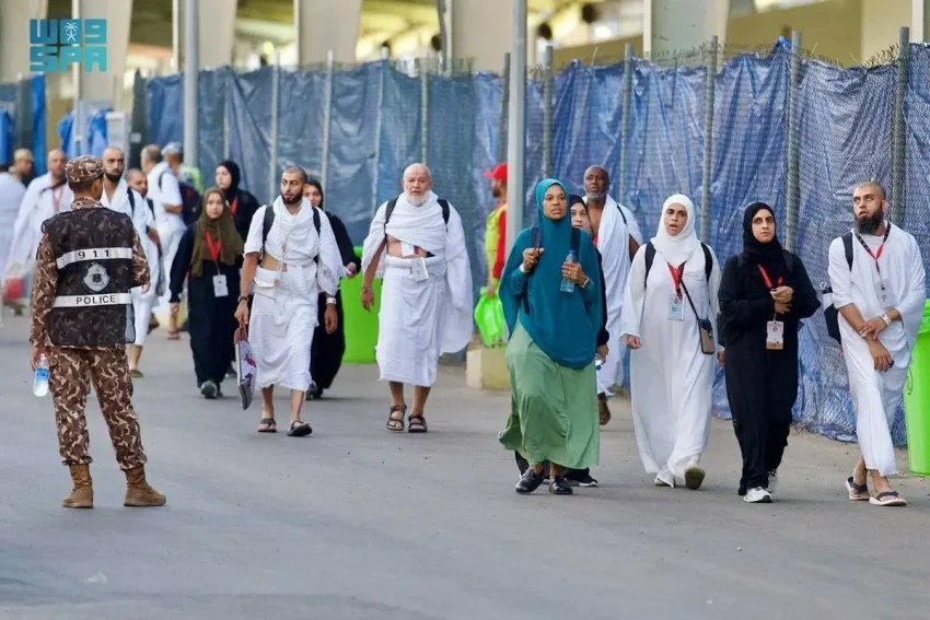 حجاج بيت الله الحرام يتجهون إلى مشعر منى للاحتفال بيوم التروية
