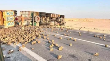 انقلاب شاحنة محملة بسكر البنجر على طريق تنيدة في منفلوط بالوادي الجديد