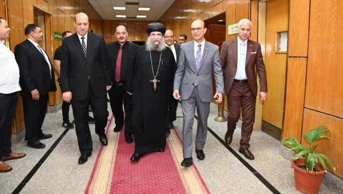 رئيس جامعة أسيوط يلتقي قادة الكنائس للاحتفال بعيد الأضحى المبارك رئيس جامعة أسيوط يلتقي قادة الكنائس للاحتفال بعيد الأضحى المبارك
