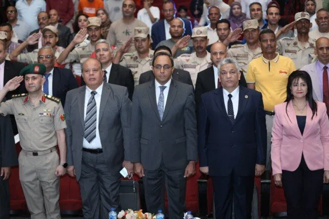 برئاسة السيدة انتصار السيسي.. محافظ قنا يحضر ندوة توعوية ضمن حملة «نحميها بالوعي معًا» برئاسة السيدة انتصار السيسي.. محافظ قنا يحضر ندوة توعوية ضمن حملة «نحميها بالوعي معًا»