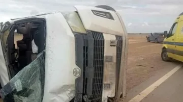 إصابة 8 أفراد نتيجة انقلاب ميكروباص على الطريق الأوسطى
