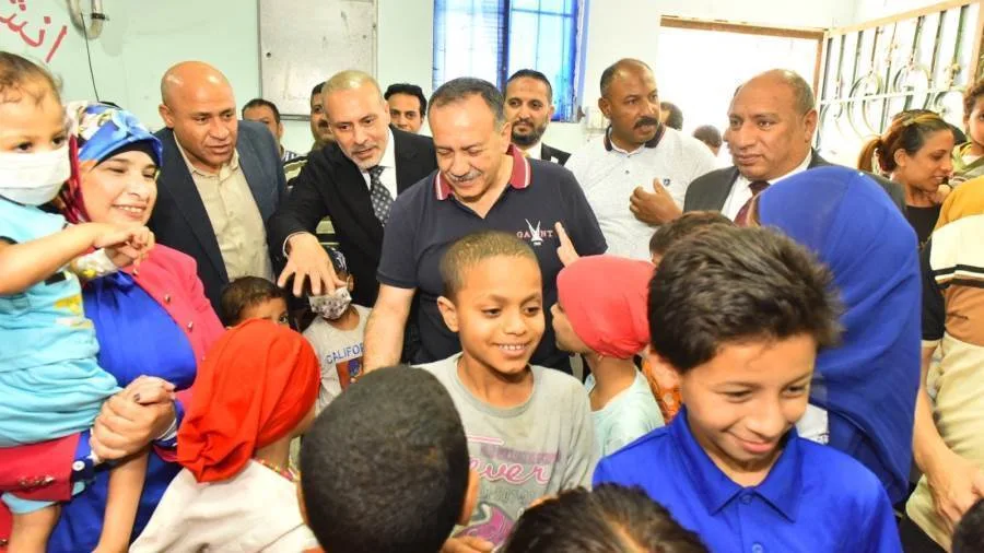محافظ أسيوط يحتفل مع أطفال معهد الأورام بمناسبة عيد الأضحى ويوزع عليهم الهدايا والملابس. محافظ أسيوط يحتفل مع أطفال معهد الأورام بمناسبة عيد الأضحى ويوزع عليهم الهدايا والملابس.