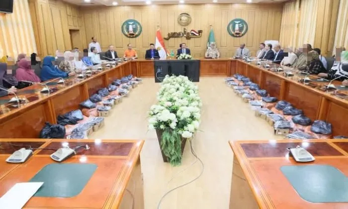 محافظ المنوفية يوزع مساعدات إنسانية بمناسبة عيد الأضحى بقيمة 250 ألف جنيه محافظ المنوفية يوزع مساعدات إنسانية بمناسبة عيد الأضحى بقيمة 250 ألف جنيه