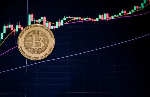 أسواق العملات الرقمية تستمر في الارتفاع وبيتكوين تتخطى 105 آلاف دولار في ظل مستجدات قانونية في الولايات المتحدة