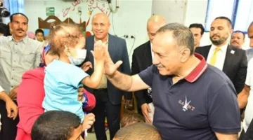 محافظ أسيوط يحتفل مع أطفال معهد الأورام بمناسبة عيد الأضحى ويمنحهم الهدايا والملابس.