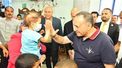 محافظ أسيوط يحتفل مع أطفال معهد الأورام بمناسبة عيد الأضحى ويمنحهم الهدايا والملابس. محافظ أسيوط يحتفل مع أطفال معهد الأورام بمناسبة عيد الأضحى ويمنحهم الهدايا والملابس.