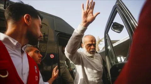 غزة: إسرائيل تطلق سراح 8 أسرى، بينهم امرأة وطفل، بعد شهور من المعاناة. غزة: إسرائيل تطلق سراح 8 أسرى، بينهم امرأة وطفل، بعد شهور من المعاناة.