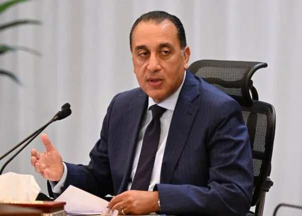 رئيس الوزراء يؤكد على أهمية مواجهة أي محاولات لانتزاع الأراضي الزراعية. رئيس الوزراء يؤكد على أهمية مواجهة أي محاولات لانتزاع الأراضي الزراعية.