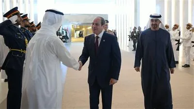 تعزيز التعاون والعلاقات الإقليمية في مقدمة الأولويات: استقبال الرئيس السيسي من قبل الشيخ محمد بن زايد في أبوظبي
