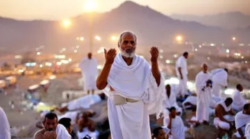 هل يجوز أن يؤدي المرء الحج إذا كان قد استولى على أموال الآخرين بطرق غير مشروعة؟