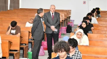 رئيس جامعة قناة السويس يزور امتحانات كلية الزراعة للاطمئنان على سيرها