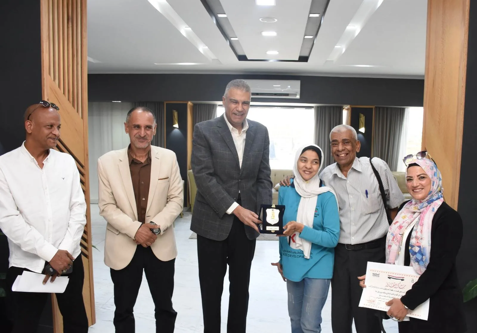 محافظ أسوان يكرّم البطلة آلاء على حسن تقديراً لتمثيلها المشرف للمحافظة في احتفالية المجلس القومي لذوي الإعاقة محافظ أسوان يكرّم البطلة آلاء على حسن تقديراً لتمثيلها المشرف للمحافظة في احتفالية المجلس القومي لذوي الإعاقة