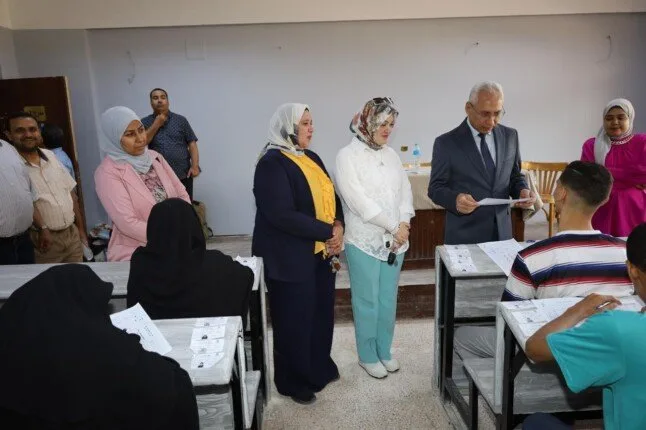 رئيس جامعة المنيا يزور لجان الامتحانات: حظر الهواتف وعدم السماح بالغش رئيس جامعة المنيا يزور لجان الامتحانات: حظر الهواتف وعدم السماح بالغش