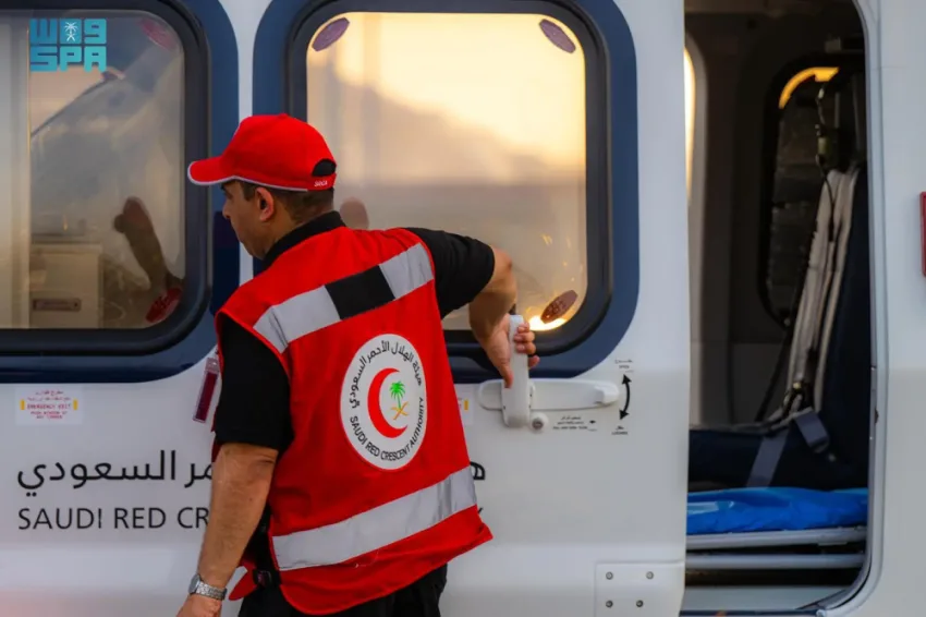 الهلال الأحمر يقوم بعملية إخلاء طبي جوي لحالة طارئة في عرفات الهلال الأحمر يقوم بعملية إخلاء طبي جوي لحالة طارئة في عرفات