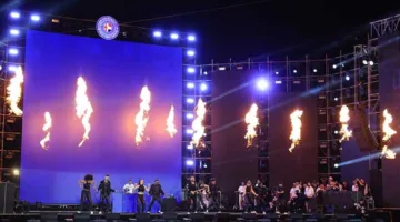 تامر حسني يضيء حفل تخرج الجامعة البريطانية في مصر بأغانيه “المقص” و”يا أنا يا مفيش” (صور)