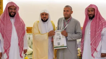 رئيس جامعة الأزهر يبارك لحمادة خطاب بمناسبة فوزه في مسابقة القرآن لحجاج بيت الله.